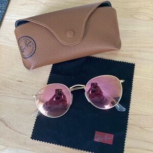 Ray Ban sunglasses with round lenses and pink mirror tint